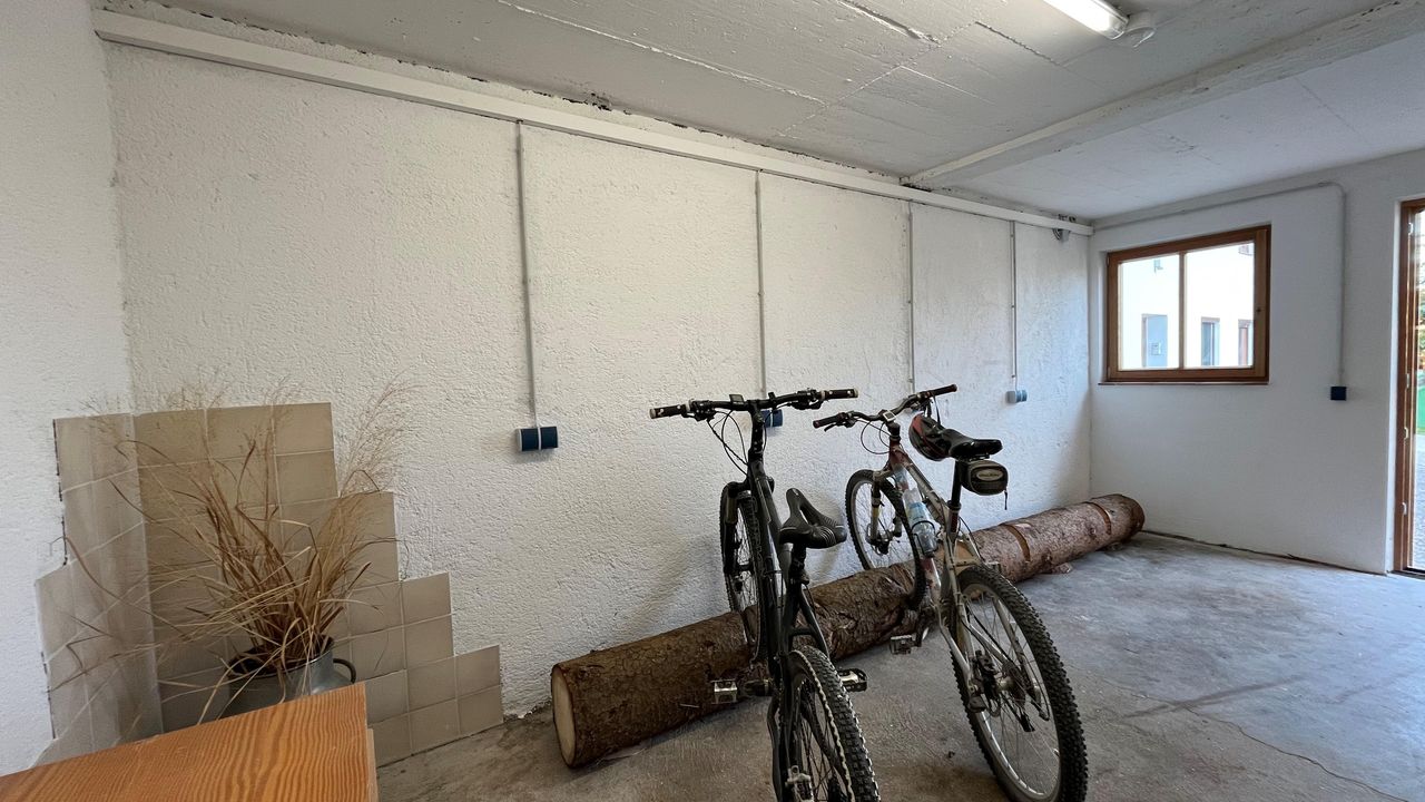 Nebenraum für Fahrrad/E-Bike/Ski/Snowboard Nebenraum für Fahrrad/E-Bike/Ski/Snowboard